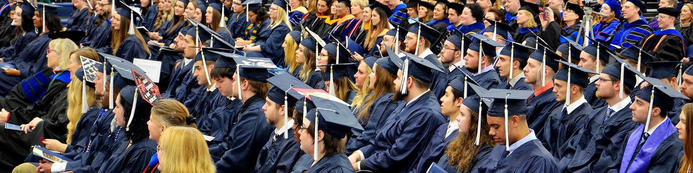 Penn State 阿尔图纳 graduates and faculty members at a previous commencement ceremony